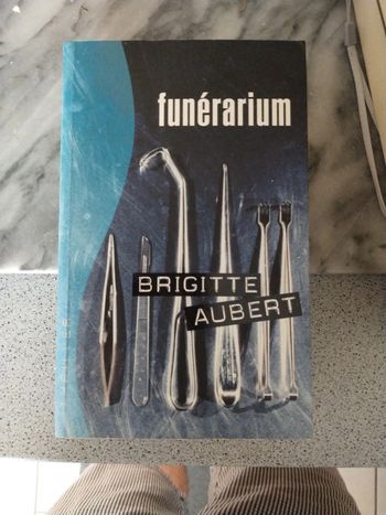 Funérarium par Brigitte Aubert