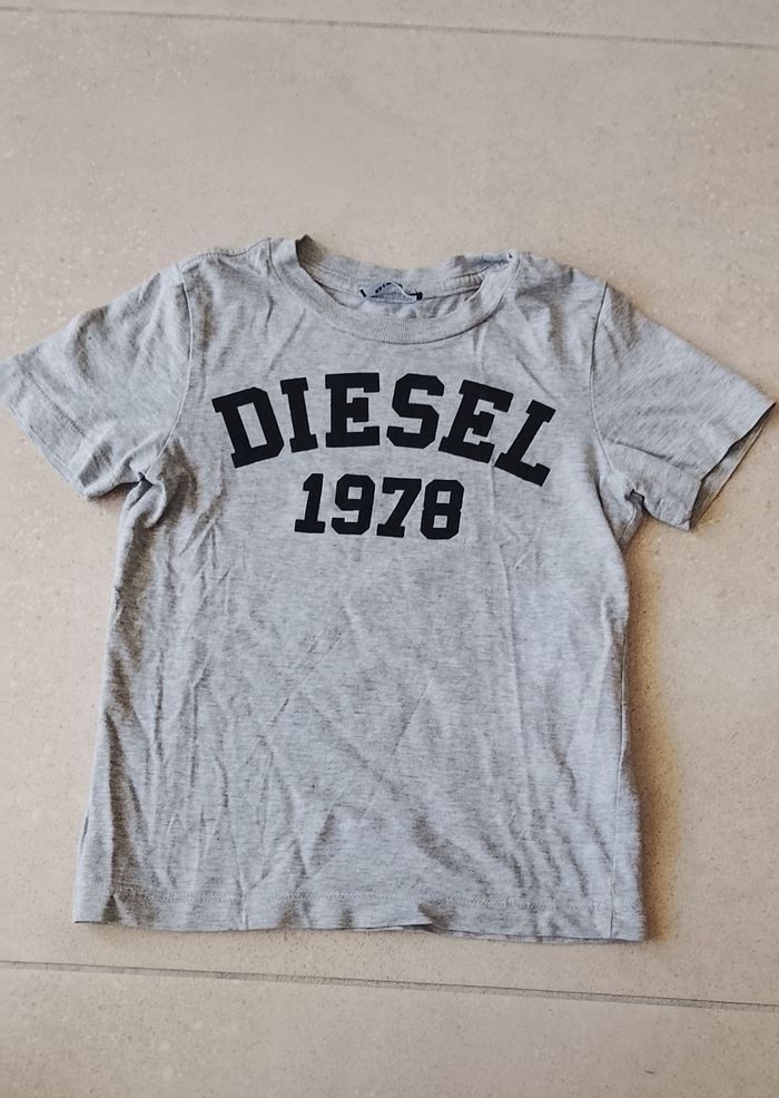 Tee shirt manches courtes gris logo noir taille 3/4 ans