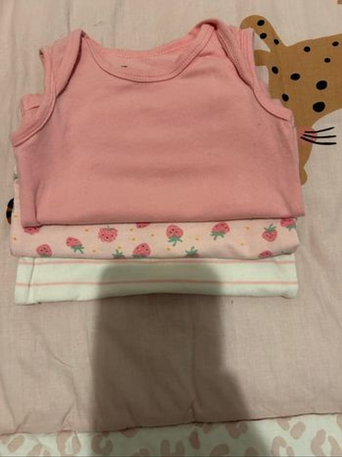 Lot de Vêtements bébé fille 1 mois et 3 mois - photo numéro 3
