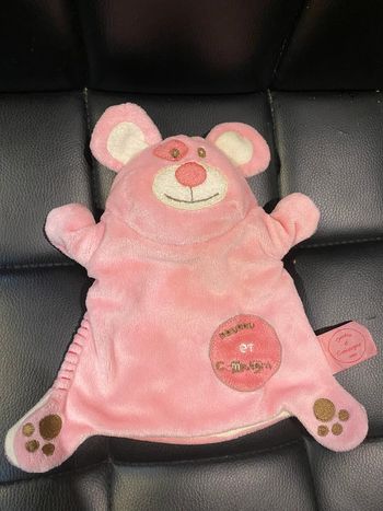 Doudou et compagnie marionnette chien rose