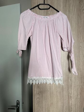 T-shirt épaule nue blanc rayé rose clair broderie