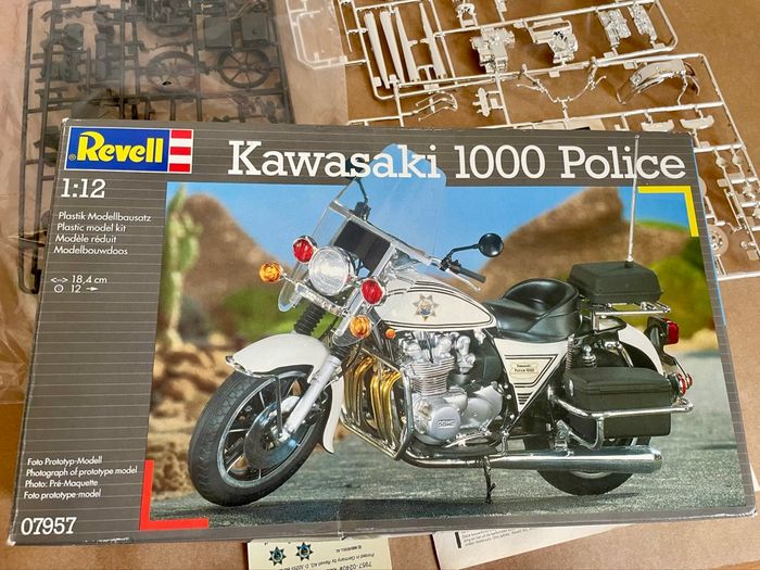 Maquette Revell - moto Kawasaki 1000 police