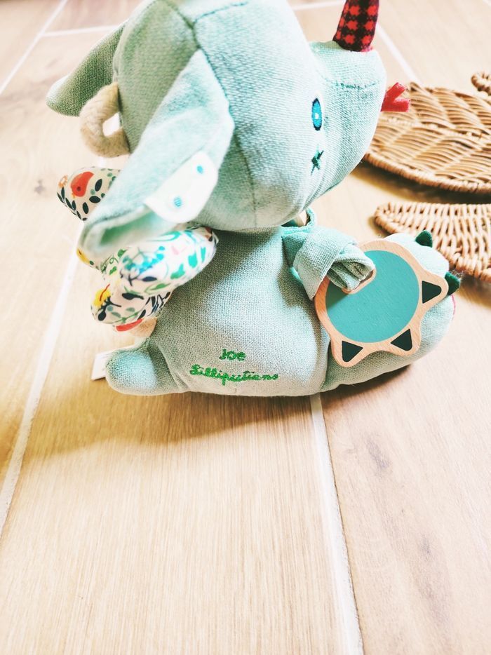 🐉Jouet d'éveil sensoriel - Peluche doudou multi activités Joe Le Dragon - marque Lilliputiens - photo numéro 6
