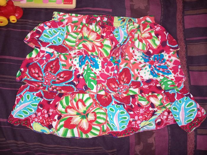 Jolie jupe colorée à volants 8ans