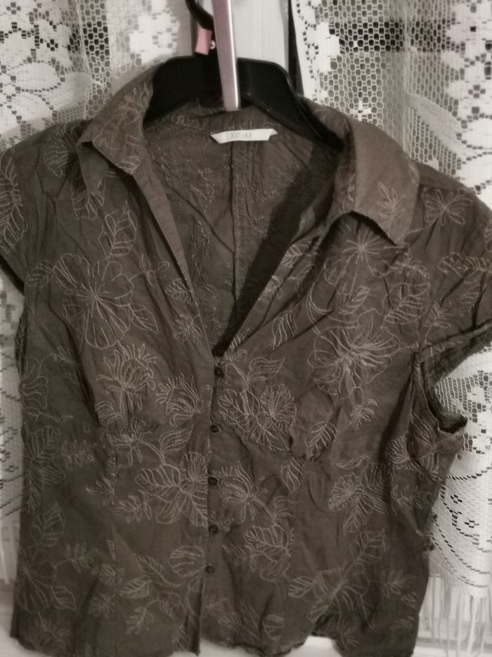 Petit haut manches courtes à boutons et 1 poche