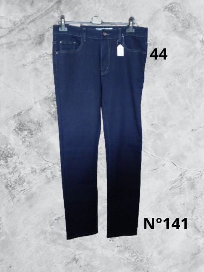 N°141 Jean bleu foncé T44. X Max. Neuf. Taille haute, coupe droite.