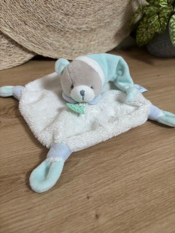 Doudou plat ours blanc long bonnet vert baby nat