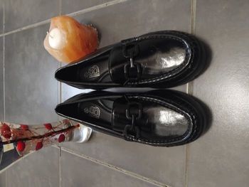 Mocassins compensés noirs avec détail métallisé – Femme