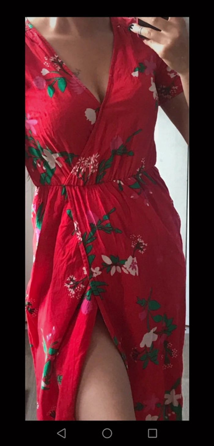 Robe longue, rouge à fleurs, fendue. Kiabi