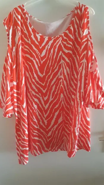 Tunique femme, épaules dénudées, blanc et rouge, taille 56