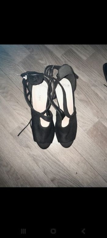 Escarpins à haut talon noirs