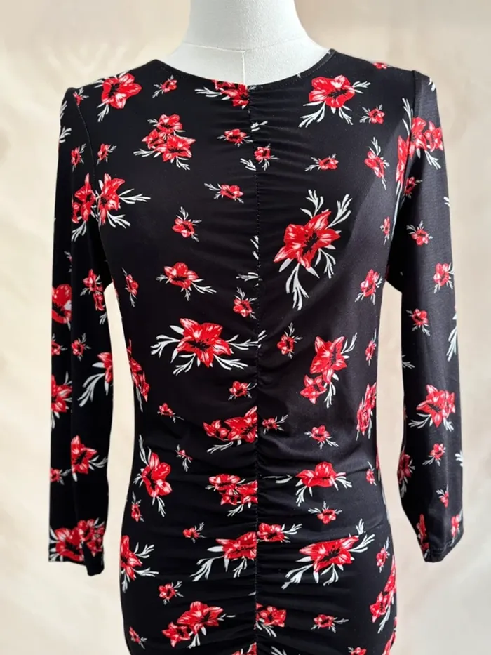 Robe moulante noire fleurie Sfera – taille S – manches longues, imprimé rouge romantique - photo numéro 2