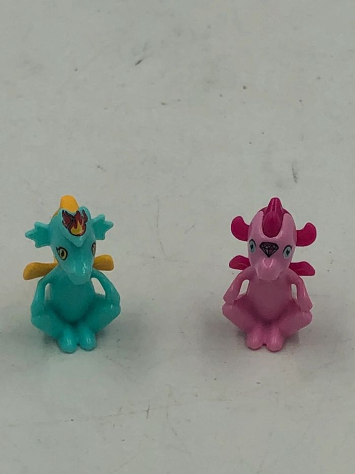 Lot de deux mini figurines Dragon rose et bleu