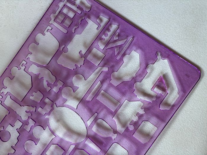 Pochoir à dessins en plastique - photo numéro 2
