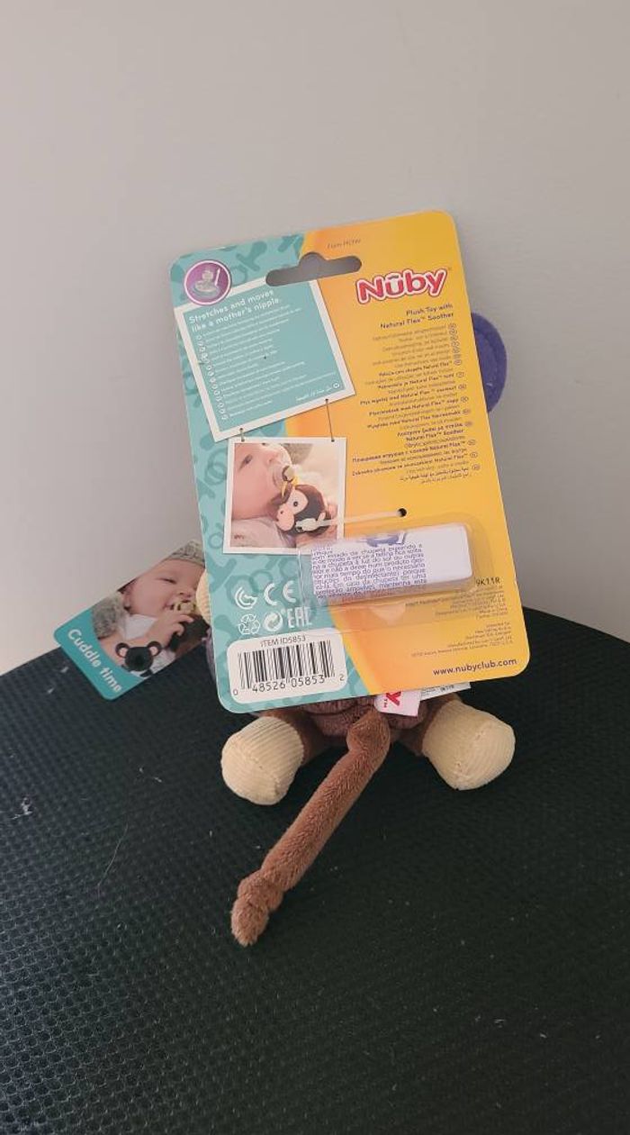 Nuby Attache-tétine en peluche Nuby Snuggleez avec petite tétine Natural Flex Cherry, 0-6 mois, moti - photo numéro 2