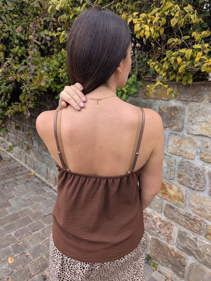 Top fluide Genève marron col en V dentelle
Taille unique - photo numéro 5