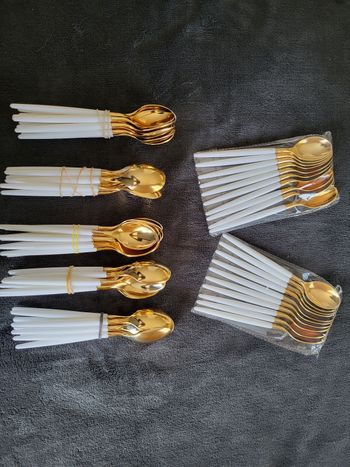 70 cuillères en plastique rigide blanc et doré