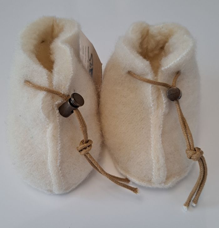 Chaussons bébé en laine 0-6 mois neufs - photo numéro 2