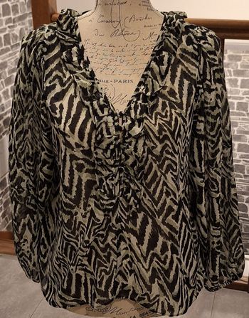 Superbe blouse trznsparente à imprimé noir, kaki et blanc