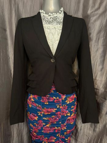 Blazer élégant noir avec volants sur les côtés