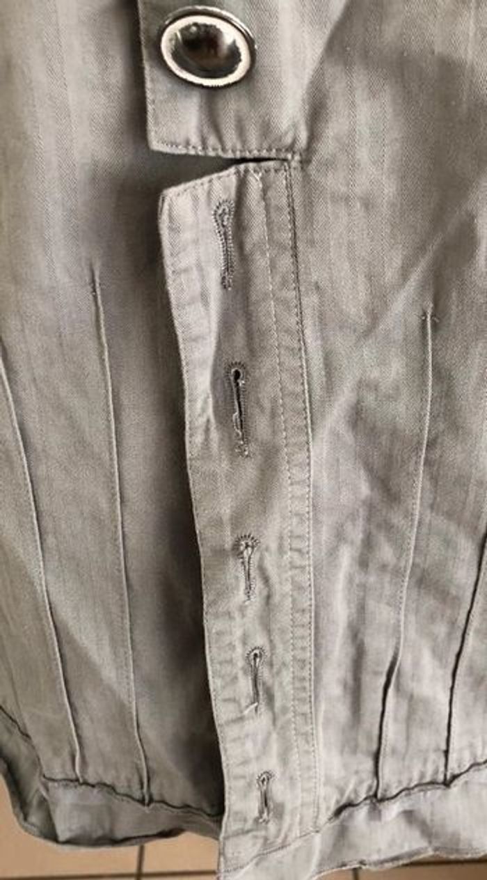 Veste légère, marque Voodoo, motifs dorés, grise, neuve, taille 40 - photo numéro 14