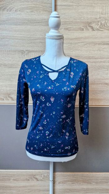 Haut manches 3/4 fleuri.