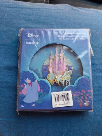 Pins Disney loungefly officiel cendrillon chateau