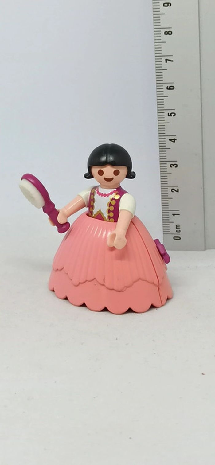 Enfant fille princesse avec jupe rose et brosse playmobil