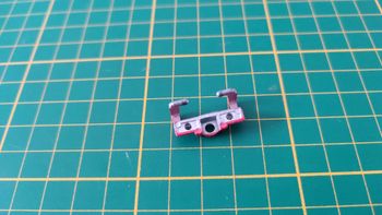 Fixation capot pièce détachée miniature Bburago burago Porsche 911 Carrera 1993 rouge 1/18 1/18e 1/1