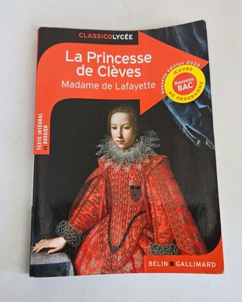 "La Princesse de Clèves", Madame de Lafayette.
Gallimard.
288 pages.
ISBN : 979.10.358.0718.4