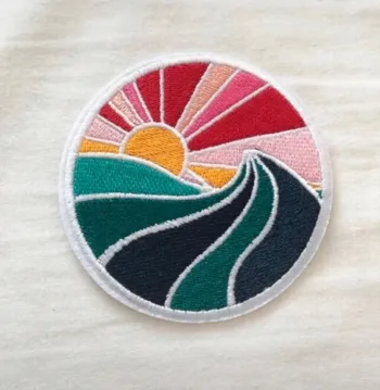 Écusson patch brodé soleil multicolore neuf