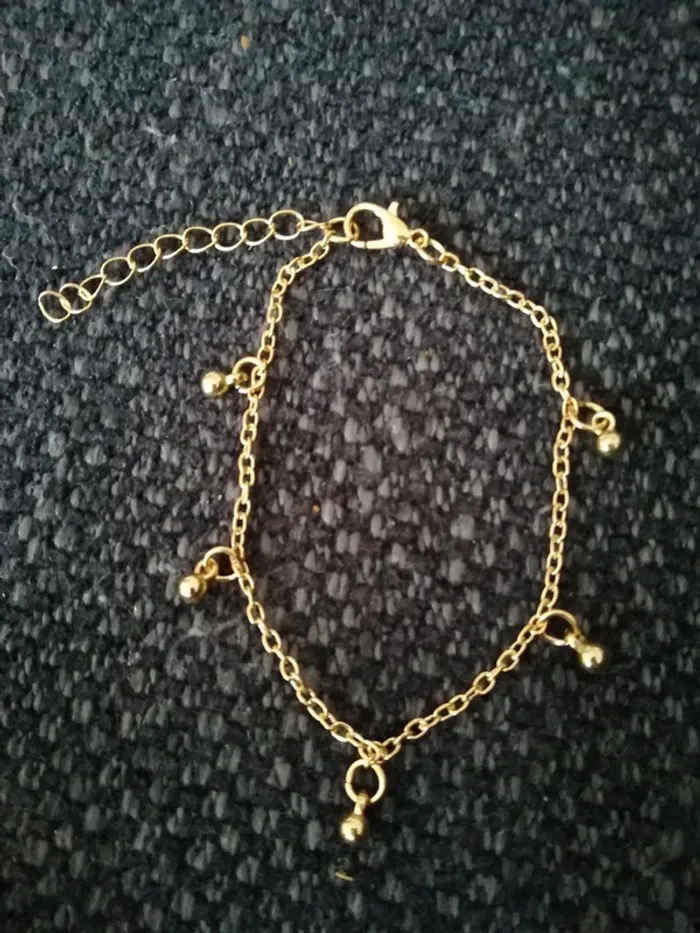 Joli bracelet doré, chaîne fine, avec breloques, neuf