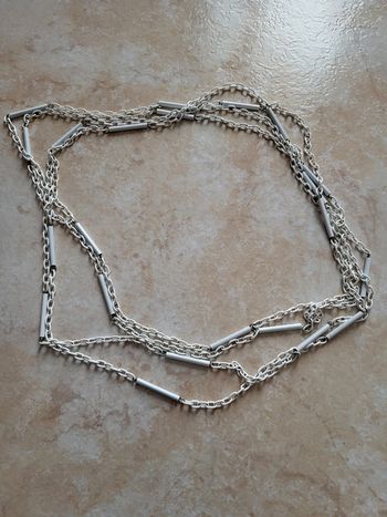 Long collier blanc