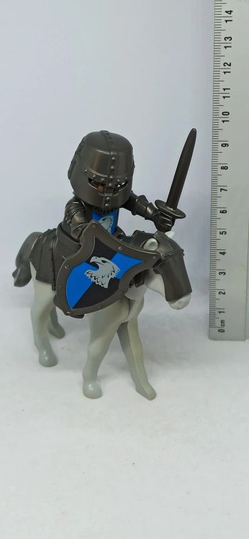 Homme chevalier motif aigle faucon sur cheval gris playmobil