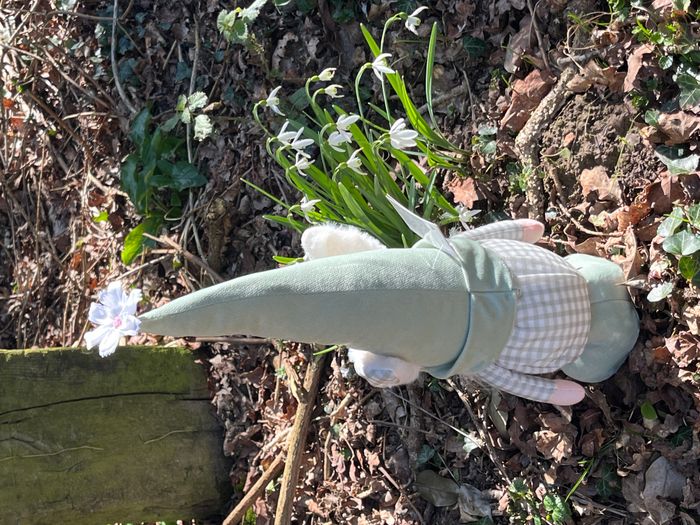 gnome de Pâques avec oreilles de lapin en vichy vert et blanc - photo numéro 2