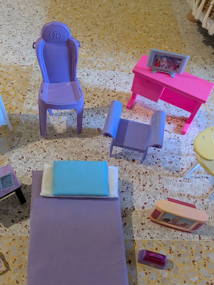 Lot d'accessoires barbie ou maison de poupée - photo numéro 3