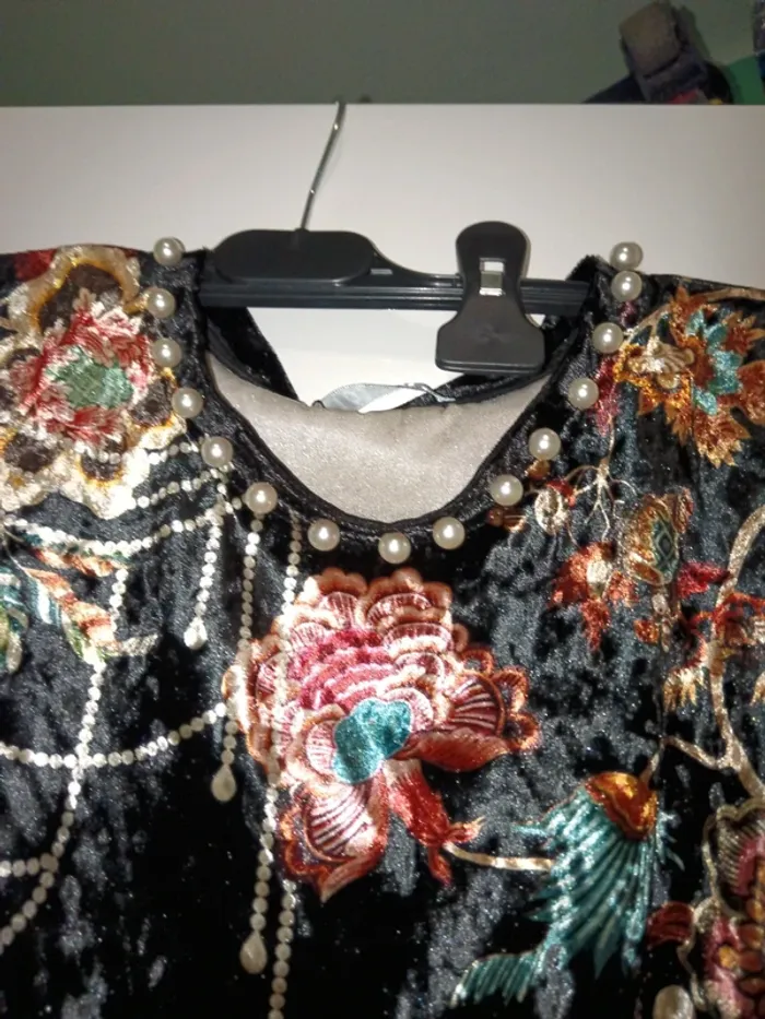 Robe velours noir avec des fleurs Taille S/M - photo numéro 3
