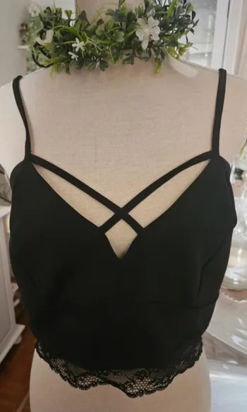 Top noir avec dentelle New Look Taille 46 (plutôt 42)