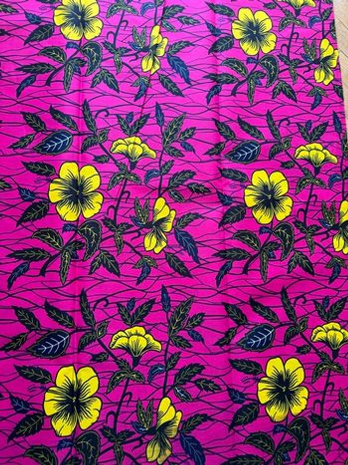 Coupon tissu wax rose à fleurs jaunes - photo numéro 1