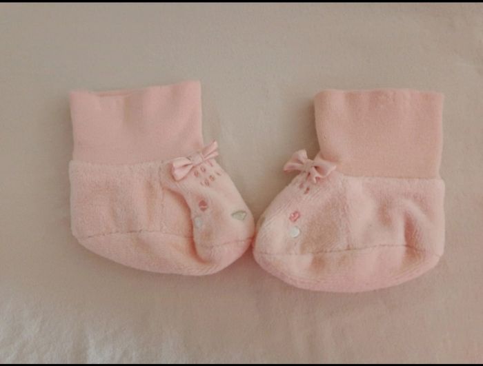 Chaussons en velours avec petit nœud pour bébé fille - photo numéro 2
