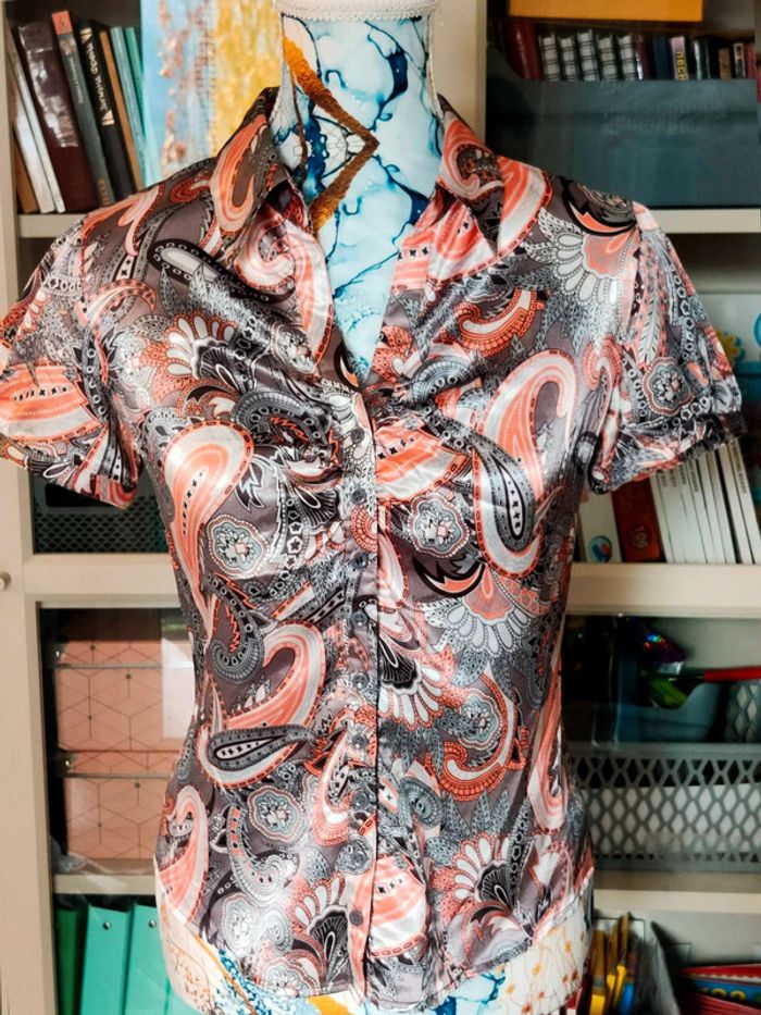 Chemisier vintage Oggi imprimé cachemire, manches courtes, esprit rétro chic