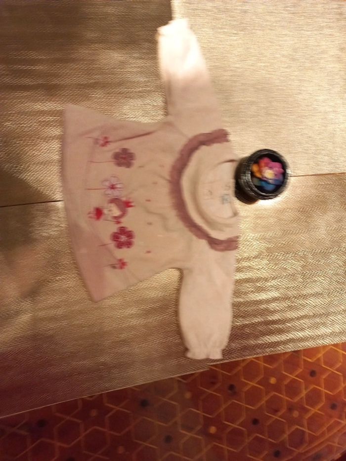 Joli pull velours avec dentelle et fleurs - photo numéro 2