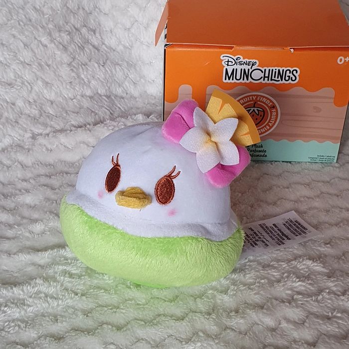 Petite peluche munchlings disney Daisy sent la noix de coco