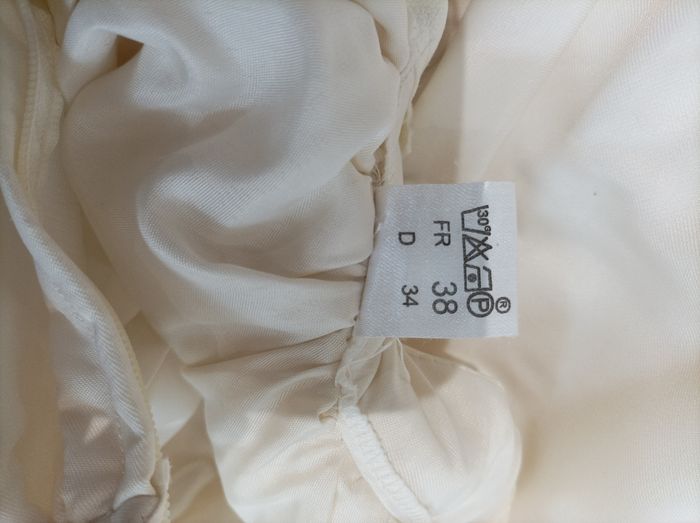 Robe de mariée  couleur ivoire matrimonia avec les gants ,un voile et un jupon. Possibilité d'une paire de chaussures en plus sur demande si ça plaît. - photo numéro 7