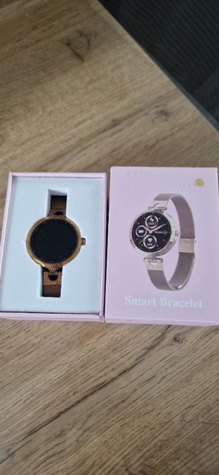 Montre connectée dorée