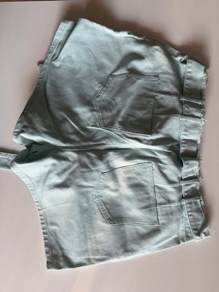 Short bleu clair en jean. - photo numéro 2