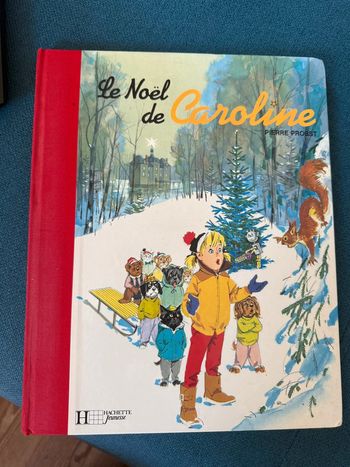 BE Le Noël de Caroline fête hiver sapin décoration livre bd album relié rouge