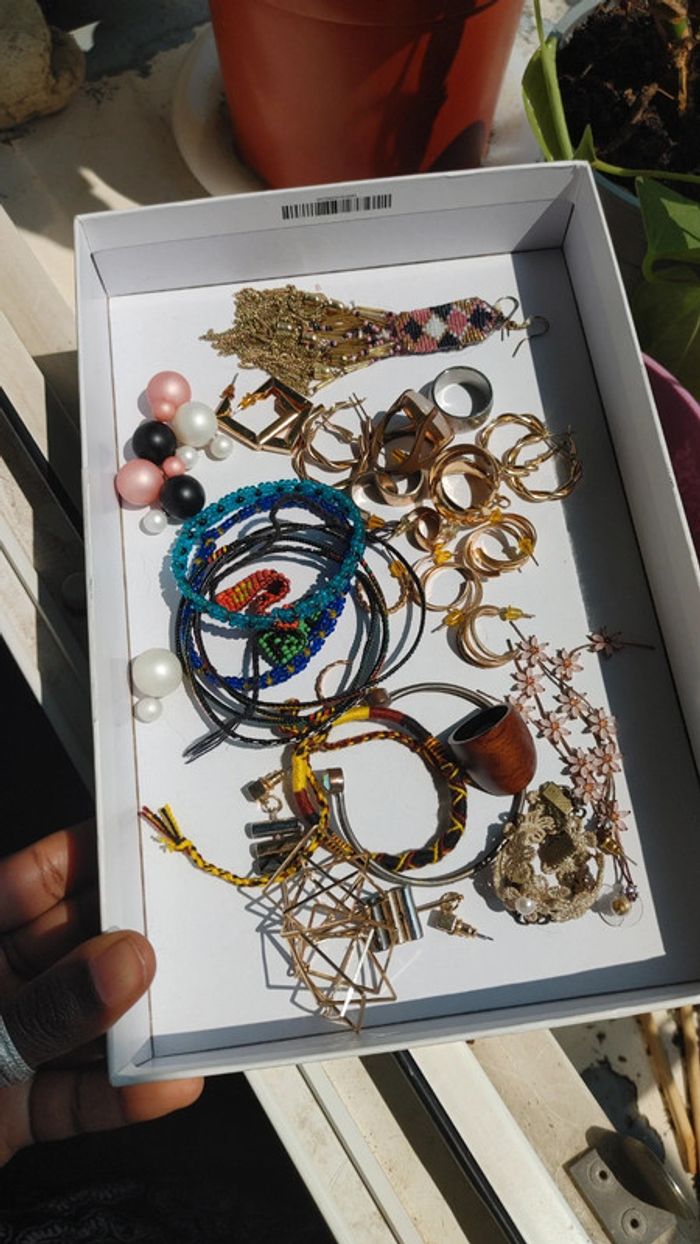 Lot de divers bijoux bracelet boucles d'oreilles bague