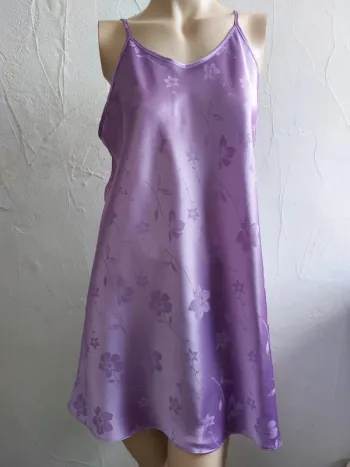 Nuisette satinée violet avec motifs floraux Taille 40/42