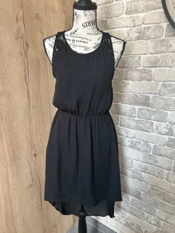 Robe noire avec dentelle taille 36